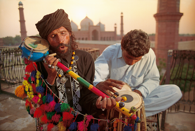 Saïn Zahoor, un musicien itinérant, vit des concerts qu’il donne en plein air devant la mosquée Badshahi de Lahore (Pakistan).