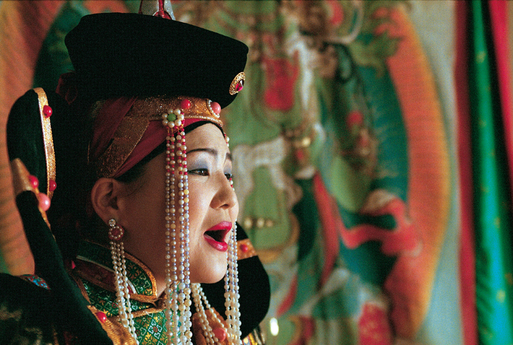 Nergui Surenchorloo chante les romances de la steppe au Centre de musique traditionnelle d’Oulan-Bator (Mongolie).