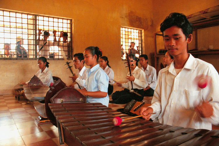 À l’université des Beaux-Arts de Phnom-Penh, la musique renaît après avoir été interdite sous les Khmers rouges : xylophones <i>roneat ek</i> et vielles à archet <i>tro chai</i> (Cambodge).