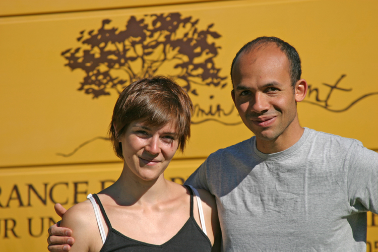 Frdric Gana & Tifenn Hervout devant leur camion Chemin faisant  leur dpart en mars2005.