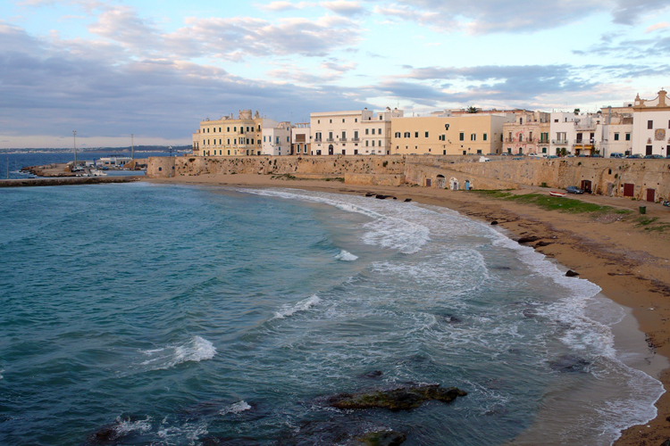 La botte italienne se termine majestueusement par le cap Santa Maria di Leuca, qui stend vers la Mditerrane.