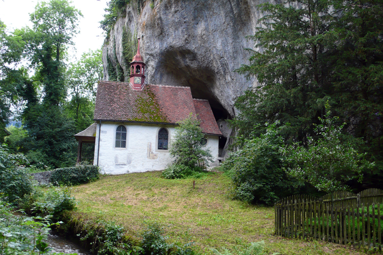 Hors des sentiers battus, on dcouvre que la vie sait saccommoder des reliefs alpins difficiles: preuve en est cette glise suisse, construite  flanc de montagne.