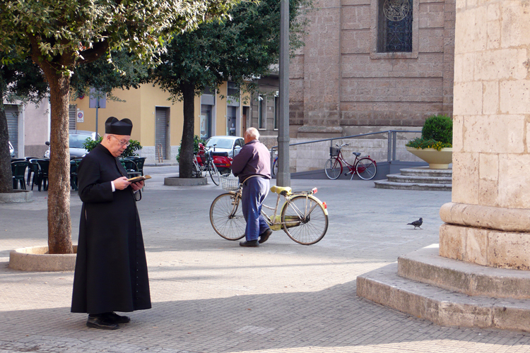 LItalie est lun des pays europens o la religion chrtienne est encore aujourdhui fortement ancre, aussi nest-il pas impossible dy voir un prtre lisant la Bible dans la rue.