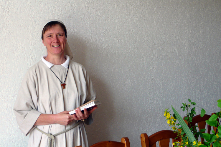 Couvents et monastres servaient traditionnellement dasile aux plerins. Encore aujourdhui, des religieuses souriantes accueillent les visiteurs de passage.