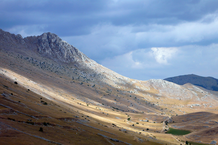 Les preuves imposes par les Sovitiques  Baba Macha, originaire de lAlta, dporte en Sibrie ds sa plus tendre enfance et rfugie sur le lac Issyk-Koul, ont gliss sur sa gaiet comme leau sur le granite.