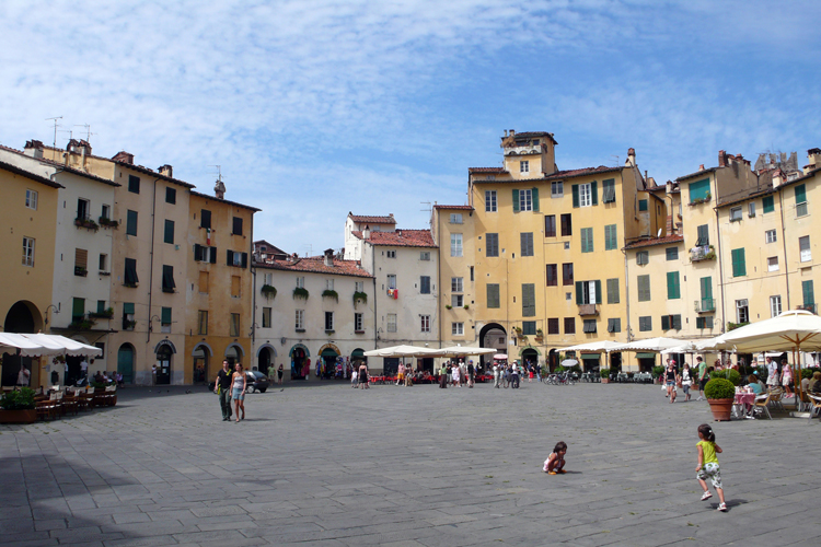 De nombreuses villes italiennes se sont construites sur les vestiges antiques: les anciens amphithtres deviennent alors des places publiques o se concurrencent boutiques et restaurants.