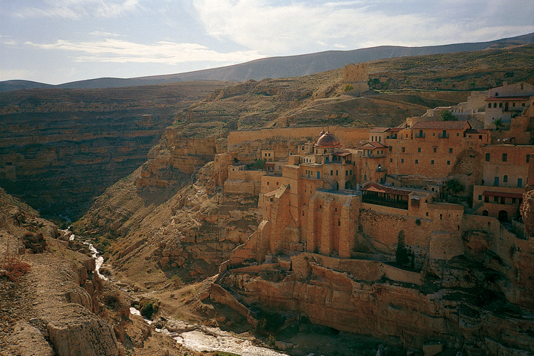 Le couvent grec orthodoxe de MarSaba, qui surplombe une gorge du torrent du Cdron, commmore Saint-Sabas qui, au Vesicle, se retira dans le dsert et fut lun des principaux organisateurs des communauts monastiques de Palestine.