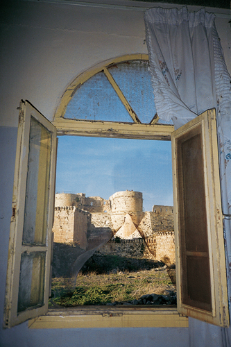 Le krak des Chevaliers, forteresse croise puis kurde qui domine la valle dHoms, lantique Emesa des Romain, est une forteresse mythique de Syrie. Si lon ne se perd pas dans ses innombrables galeries, on pourra profiter de la vue imprenable quelle offre sur la mer et les monts Liban.