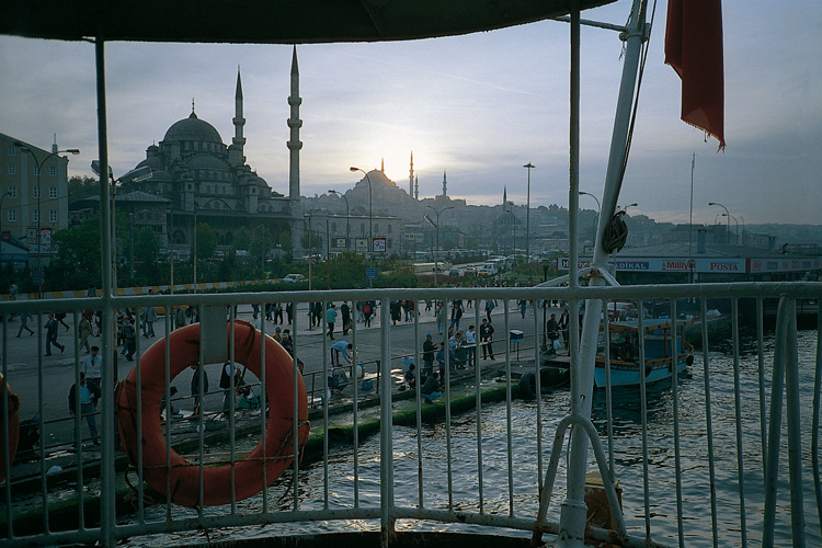 Aprs quatre mois de marche, la traverse du Bosphore marque pour Franois-Xavier de Villemagne son entre en Asie, o veille Istanbul, la seule ville  cheval sur deux continents.