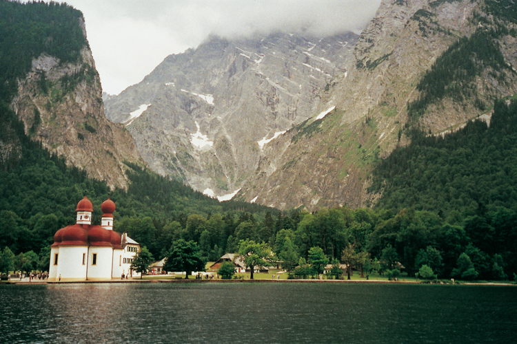 Le parc national de Berchtesgaden, dans les Alpes germaniques, offre des paysages tonnants, comme le lac de Knigsee et son glise, perdus entre les blocs rocheux.