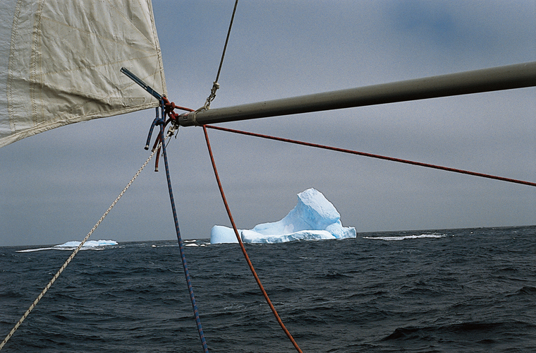 Premiers icebergs sous trinquette tangonnée (Bouvet).