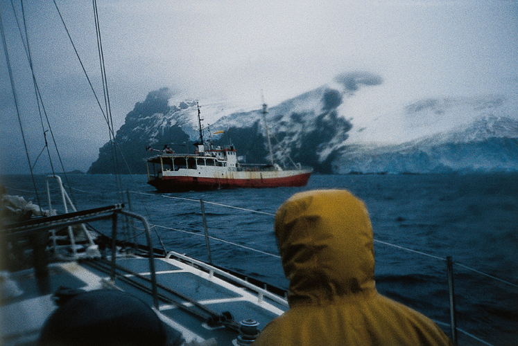 Cargo norvégien <i>Aurora</i>, base d’une équipe scientifique internationale, devant le glacier Christensen (Bouvet).