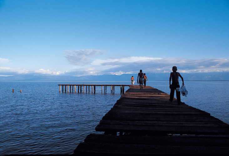 Scne de vie sur le lac Atitln  Guatemala.