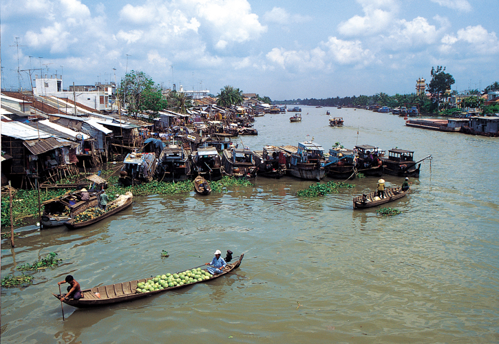 Marché flottant dans le delta de Mékong – Vietnam.