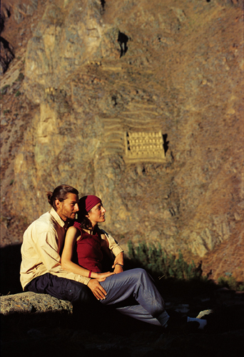 Emmanuel et Batrice Bjanin devant la forteresse dOllantaytambo, qui domine la Valle sacre de lUrubamba (Prou).