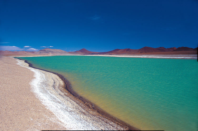 Les prcipitations et la fonte des neiges gonflent les rivires dont le flot arrache aux berges le limon qui fertilise la plaine de Jalalabad, au pied de lHinduKush.