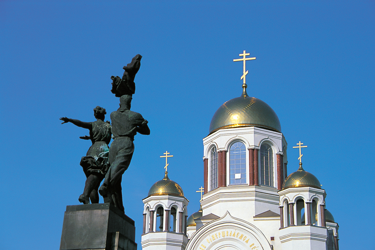  Sverdlovsk, les jeunes kmosomols qui guettaient lavenir radieux du communisme font face  la cathdrale Sur-le-Sang qui, depuis 2003, commmore le massacre de la famille impriale en 1918.