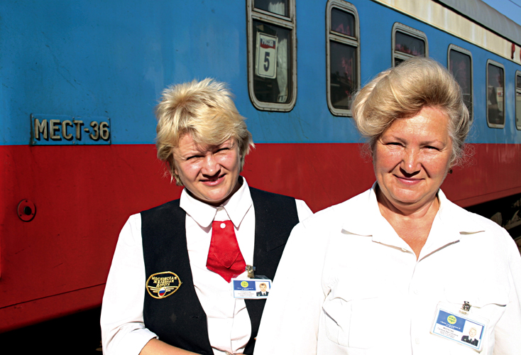 Deux <i>provodnitsa</i> prennent en charge les 36 passagers de chaque wagon du train « Rossiya » qui, sur 9 288 km, relie Moscou à Vladivostok.