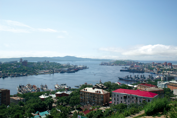 Le port longtemps interdit de Vladivostok qui, dans lExtrme-Orient russe, ouvre sur les eaux de la mer du Japon, marque le terme de la plus longue voie ferre du monde,  sept jours et six nuits de train, soit 9288km de Moscou.