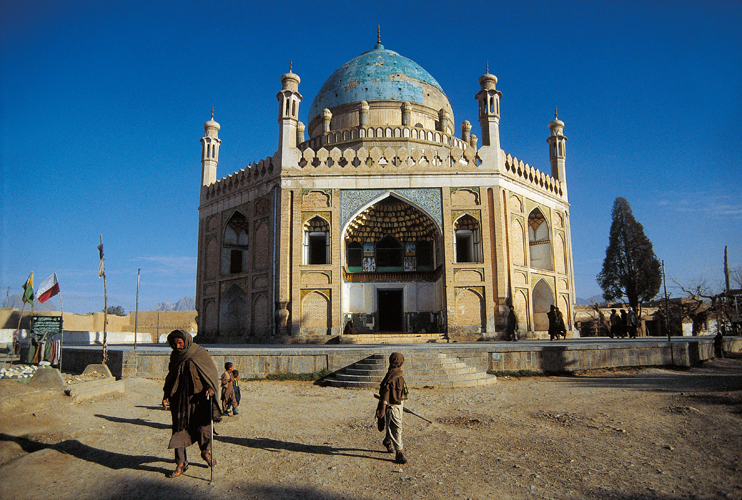 Le mausolée construit sur le tombeau d’Ahmad Shah Durrani est le monument majeur de Kandahar. Il avoisine le Kherqa Sharif Ziarat, qui renferme le manteau du Prophète.