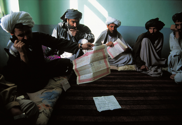 Le responsable de la police de Kandahar présente l’ordre de condamnation à mort (<i>qessas</i>) de Nur Mohammad, 22 ans, et de Yakub Shah, 16 ans, exécutés le 5 novembre 1996.