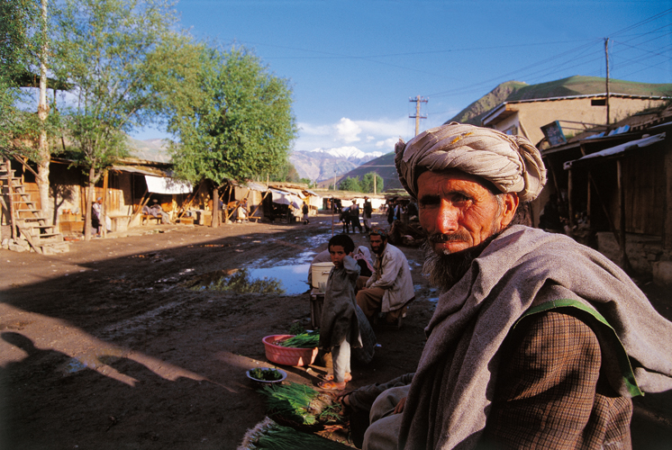 Au bazar de Faizabad se vendent des marchandises en provenance de tout le Badakhshan : fruits et légumes mais aussi cumin et blocs de lapis-lazuli extraits des mines à ciel ouvert.