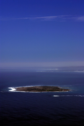 Robben Island. En 1963, Nelson Mandela est condamn  la prison  perptuit. Cest l quil va passer vingt-sept ans  casser des cailloux.  linstigation de De Klerk, il est libr le 11fvrier1990. Danciens dtenus politiques devenus guides proposent des visites de lle.