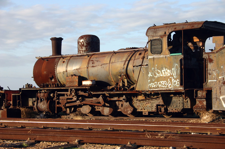 Locomotive laisse  labandon. Le pays prouve de la fiert  lendroit de ses trains qui, orns de cuivre et  lintrieur en bois, remontent parfois aux annes1920 et circulent toujours.