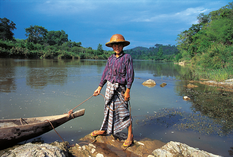Les Shan, de langue tha, venus sinstaller en Birmanie par vagues successives entre les XII et XVesicles, taient organiss en trente-six principauts, diriges par des <i>sawbwa</i>. Dans celle de Hsipaw, ils cultivent notamment le riz  travers la plaine traverse par la rivire Dokhtawaddy, qui est borde par les montagnes couvertes de thiers cultivs par lethnie palaung.