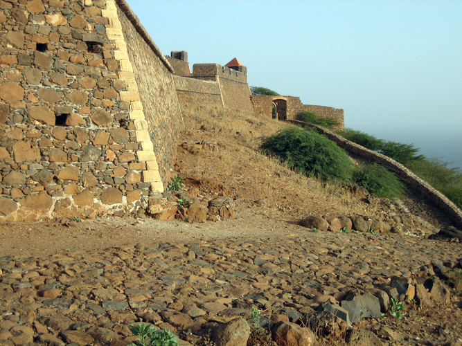 Citadelle du XVesicle des hauteurs de Cidade Velha qui vit passer tant Vasco de Gama, Christophe Colomb que Darwin (Santiago).