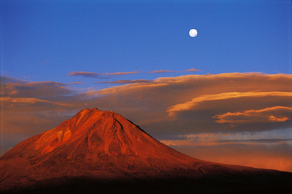 Lever de lune sur le volcan Cariquima, Altiplano.