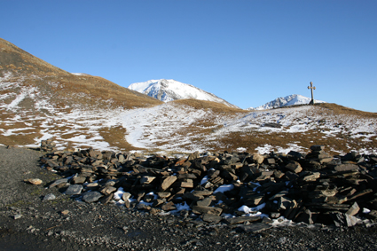 Le col Banski marque la frontire entre la rgion de plaine de la Kakhtie et celle de la Touchtie.  prs de 3000m, il nest praticable que quelques mois par an.