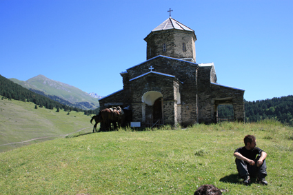 Une des trois glises de la Touchtie reconstruite en 2006 par les habitants du village de Chnako, le deuxime village de la rgion. Ces glises ne sont pas trs anciennes: leur construction remonterait seulement au XIXesicle.