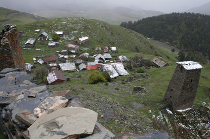  Vue sur le village dt dOmalo, le principal de la rgion, situ au cur du parc national de la Touchtie. Sur la droite, une tour de guet construite aux environs du XIIIesicle et rnove en 2003.