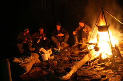 Campement de bergers lors dune transhumance. Ils dormiront dans leur <i>nabadi</i> (sac de couchage raliss en feutre)  proximit du feu, pour veiller  lattaque ventuelle de prdateurs.