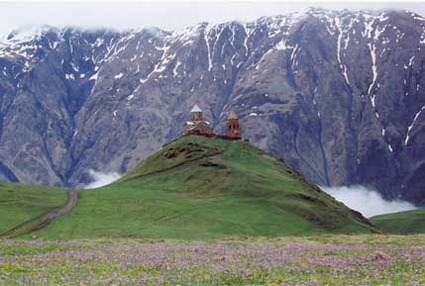 Kazbegi et sa modeste glise.