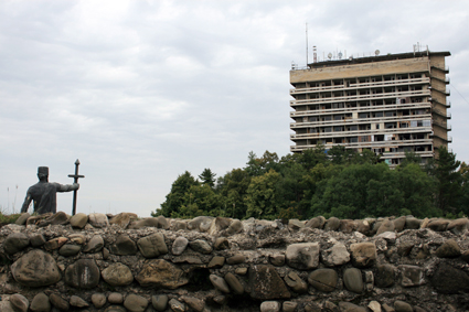 Tlavi est la ville principale de la Kakhtie. ErekleII, le dernier roi de cet ancien royaume, fait face  lune des nombreuses constructions sovitiques.