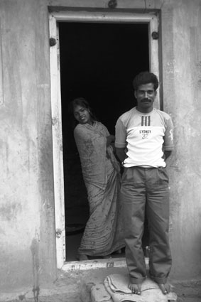 La tradition vestimentaire nest pas suivie avec la mme rigueur par tous. Cet homme du Karnataka prfre les vtements occidentaux au traditionnel <i>lungi</i> ou <i>dhoti</i>, pice dtoffe tombant aux chevilles ou passe entre les jambes.