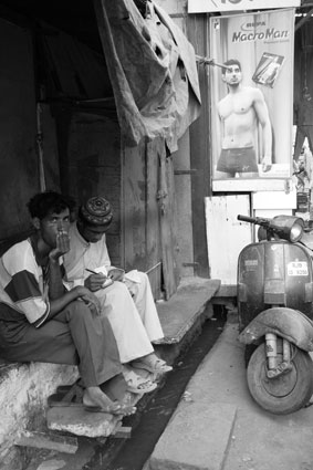 Les proccupations modernes saffichent dans les ruelles de Jodhpur mais les jeunes gens continuent darborer leur appartenance religieuse et plus gnralement identitaire.
