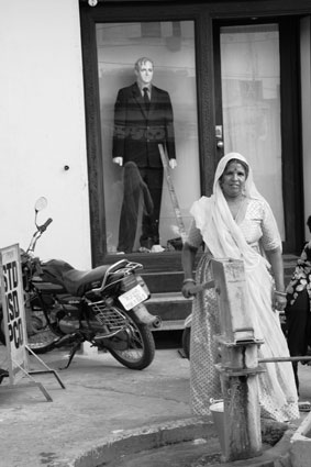  Udaipur, au Rajasthan, le dveloppement touristique favorise lessor des boutiques de luxe mais pas encore la desserte des foyers en eau potable.