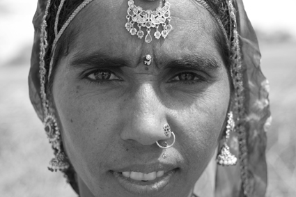 Au Rajasthan, les femmes reprsentent bien moins de 50% de la population. Ce dsquilibre se rpercute sur les statistiques davortement et de mortalit infantile, la mort touchant en priorit les filles. Tradition qui se perptue en dpit dune loi, la dot dune marie impliquant une perte financire que beaucoup de parents tentent dviter