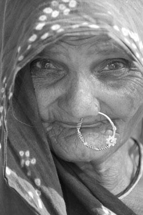 Le poids des annes nempche pas cette femme de se soumettre au rituel des tches quotidiennes: chercher de leau ou du bois, faire la lessive.