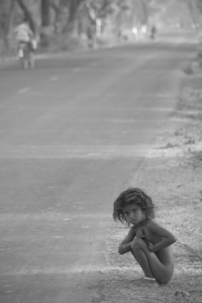 Les sanitaires sont de plus en plus prsents dans les maisons et au fond des jardins, mais on nen trouve pas encore partout. Les terres communales leur sont parfois dvolues, quand ce nest pas tout simplement le bord des routes, comme ici dans le Gujarat.