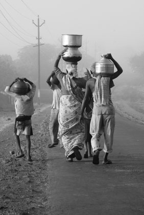 Tche familiale parfois, fminine toujours, la corve deau implique une longue marche quotidienne dans les campagnes, mme non loin de villes comme Goa.
