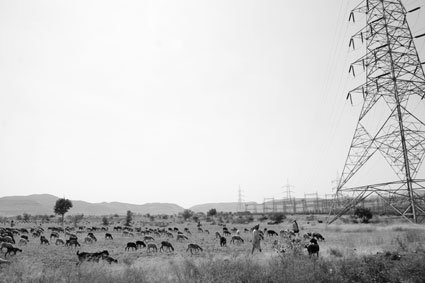 Llectricit pntre dans les campagnes du Maharashtra. Toutefois, les coupures imposes par le gouvernement pour ajuster la demande  loffre sont quotidiennes, de mme que lutilisation de la bougie ou du feu de bois dans les foyers.