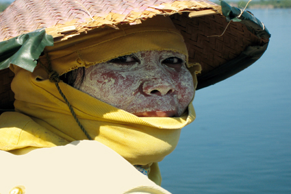 Au sud de Makassar, la population vit principalement des produits de la mer, qu’il s’agisse du sel ou de la pêche. Pour subvenir aux besoins des leurs, les femmes collectent des crustacés, tout en essayant de se protéger du soleil.