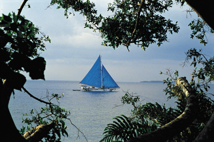 Ce navire nest quun exemple des divers bateaux utiliss par les populations de Sulawesi. Cette diversit, allie  de vastes connaissances maritimes, fait des Bugis, des Makassar et des Mandar les meilleurs marins dIndonsie.