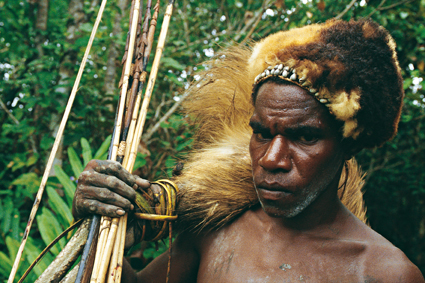 En Papouasie occidentale (Irian Jaya), le jeune chasseur asmat qui rapporte la proie prestigieuse qu’est le casoar va pouvoir se marier.
