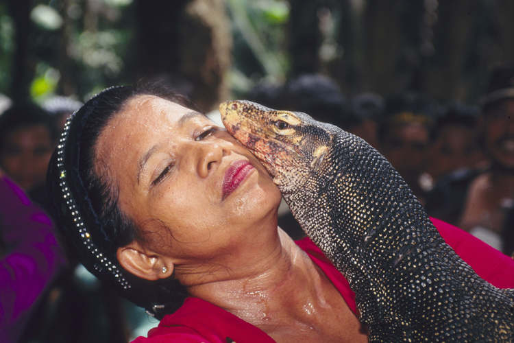 Dans la société des Mentawai, qui ont longtemps vécu dans un isolement quasi total sur l’île de Siberut, à l’ouest de Sumatra, l’idée de plaire à son âme est une constante qui engendre une remarquable forme d’harmonie.