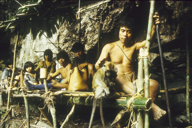 Le volca Merapi, qui culmine  2950mtres daltitude, domine la rgion de Yogyakarta. Il est respect par la population locale, malgr le danger que ses nues ardentes reprsentent.